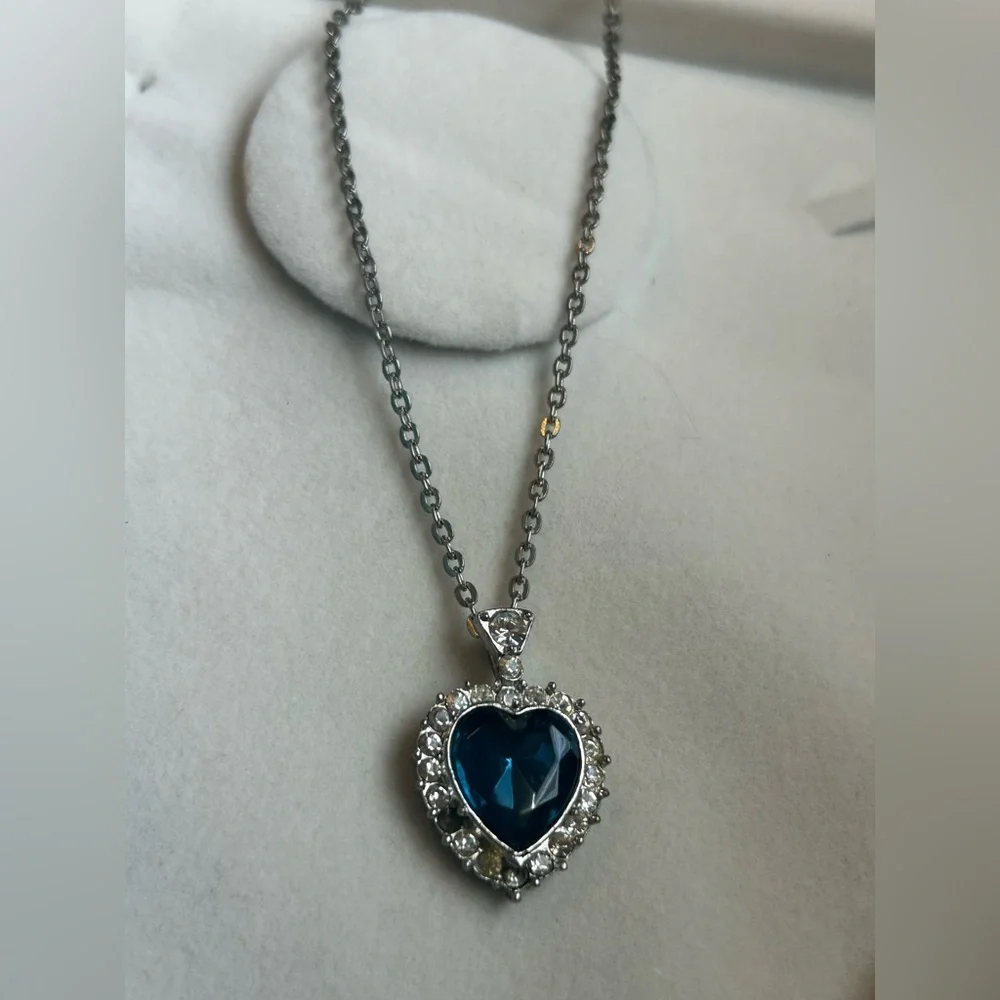 Royal Blue Heart Rhinestone Pendant Necklace Silver Tone Chain Vintage Necklace - Picture 5 of 14
